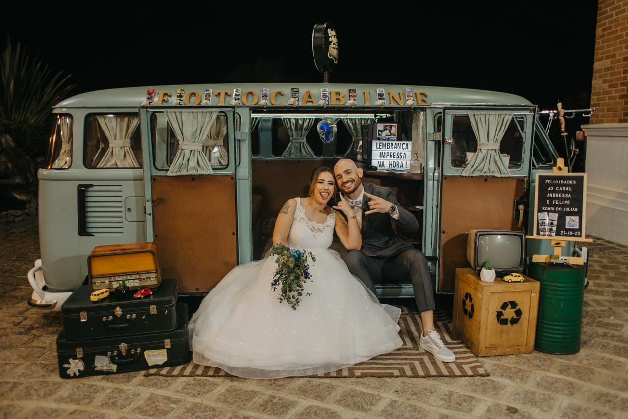 Casal de noivos vivendo a experiência da Kombi Abigail