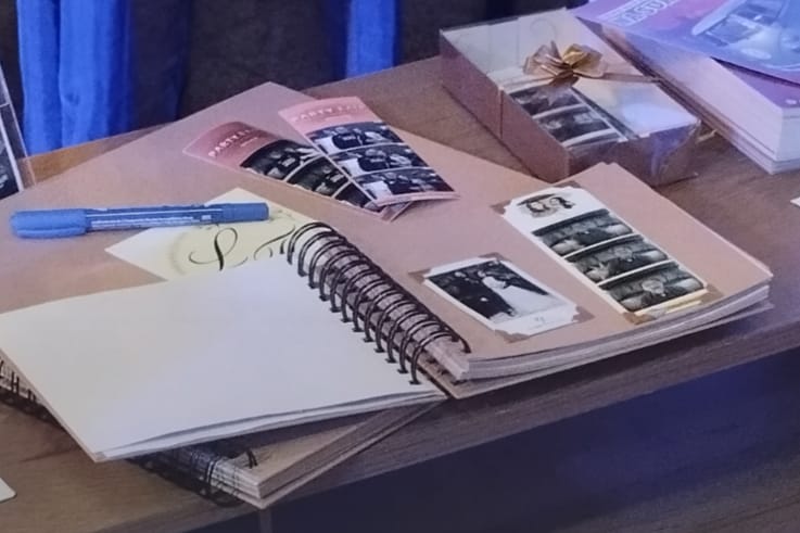 Scrapbook com fotos e mensagens dos convidados